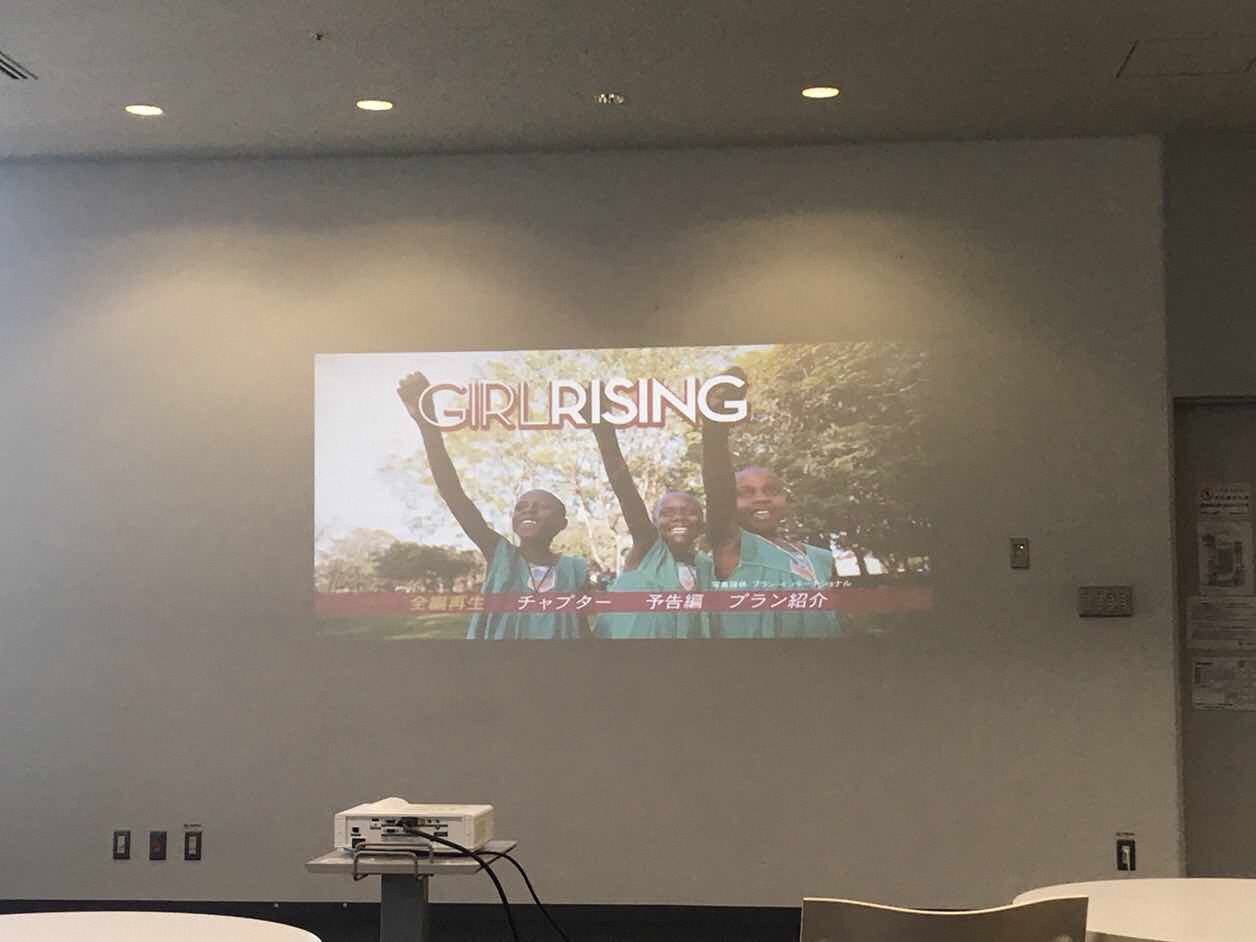 事前勉強会で鑑賞している様子