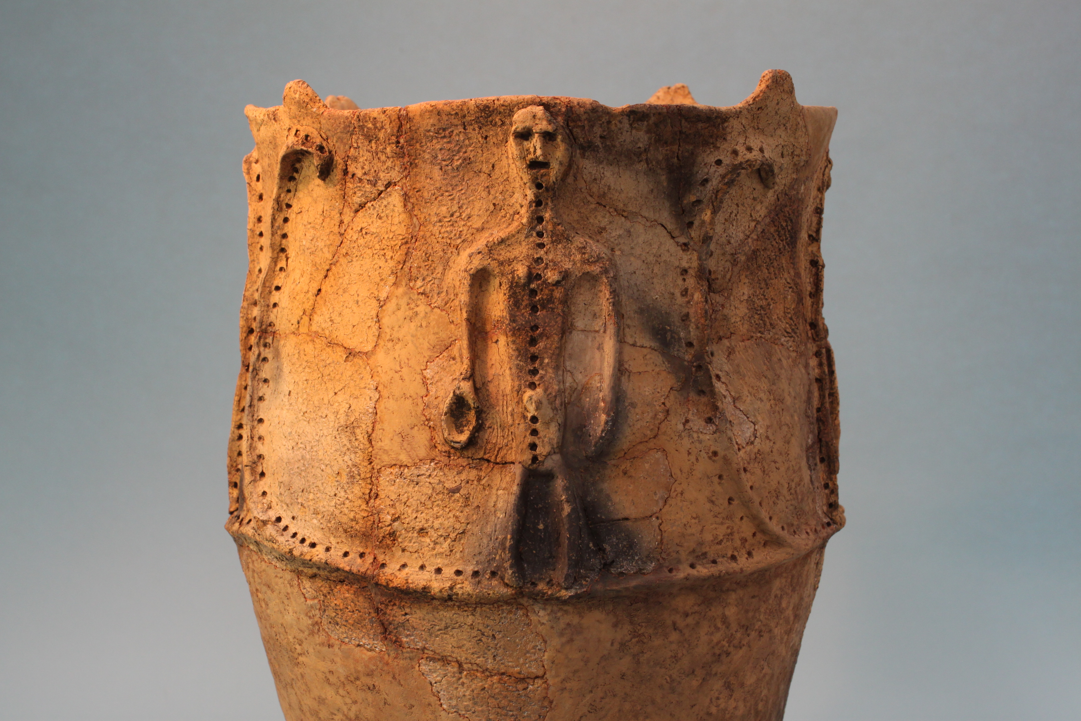 時代提げ物 人物根付 天然素材 在銘【酒器持つ翁】高さ約5.2cm 重さ約19ｇ 時代提げ物 人物根付 天然素材 在銘【酒器持つ翁】高さ約