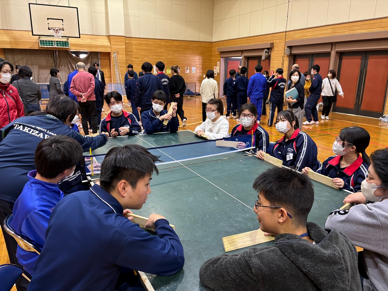 久慈市スポーツ推進委員協議会交流での卓球バレーの様子