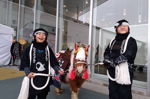 子どもたちと馬の写真