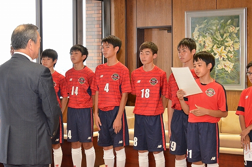 市長と向き合った選手が紙を手に話をしている様子