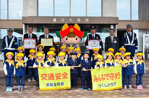 賞状伝達式及び訪問出発式の記念撮影