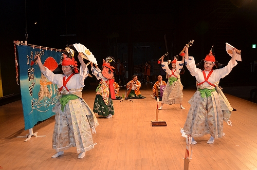 舞台の上で郷土芸能を披露している様子2