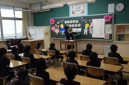 後方から撮影された教室の写真