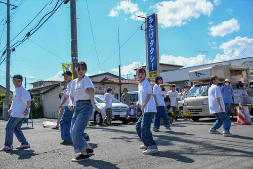 鷹巣子市の様子