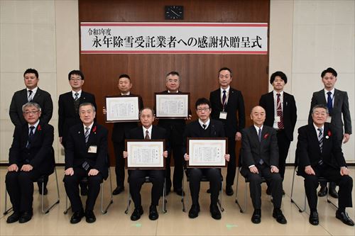 感謝状贈呈式での記念撮影