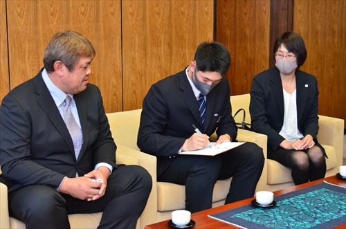サインを書く松本遼大さん