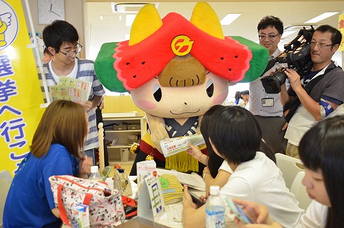 人々がちゃぐぽんと触れ合っている様子