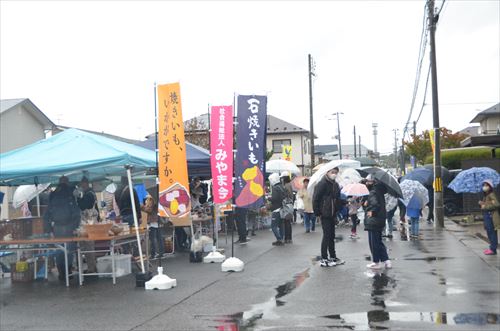 鷹巣子市の様子