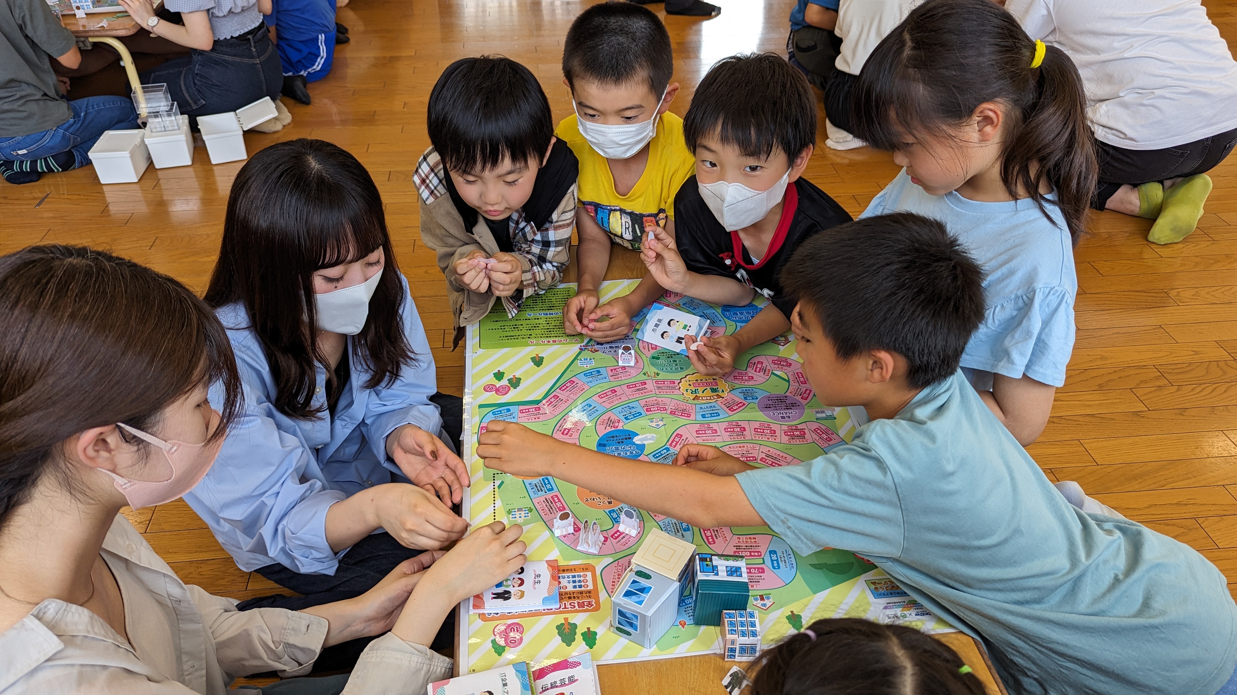 ひだまりキッズクラブ一本木で子どもたちがすごろくを遊んでいる様子