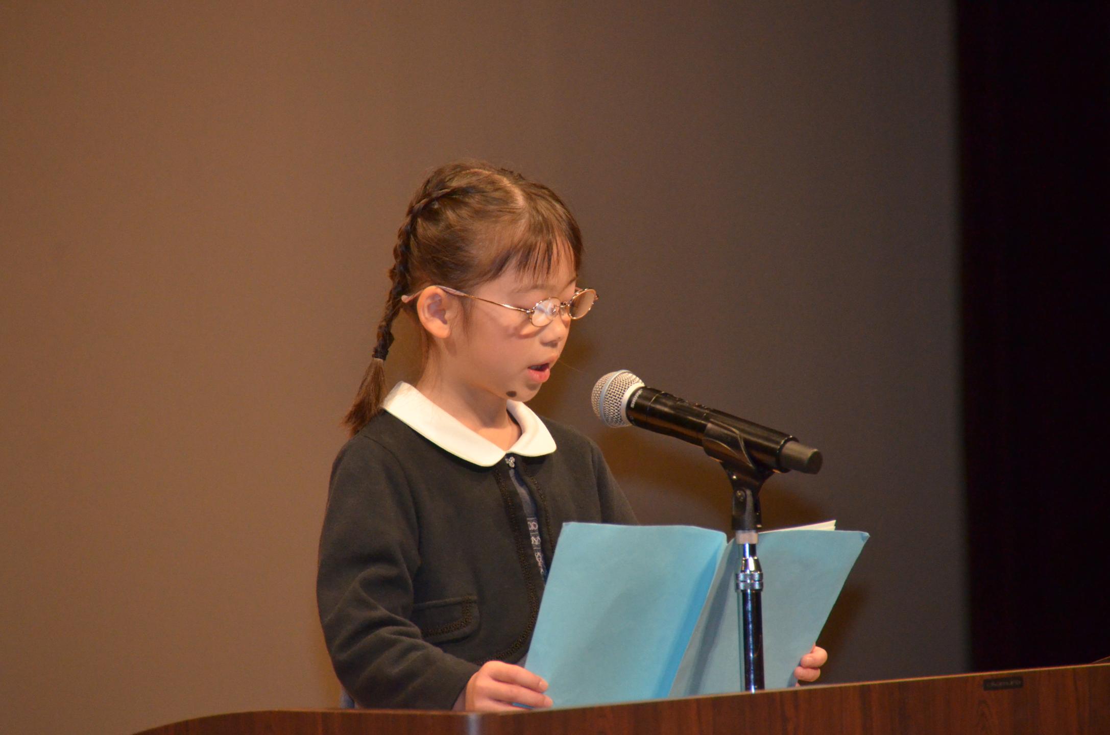 発表する小学生