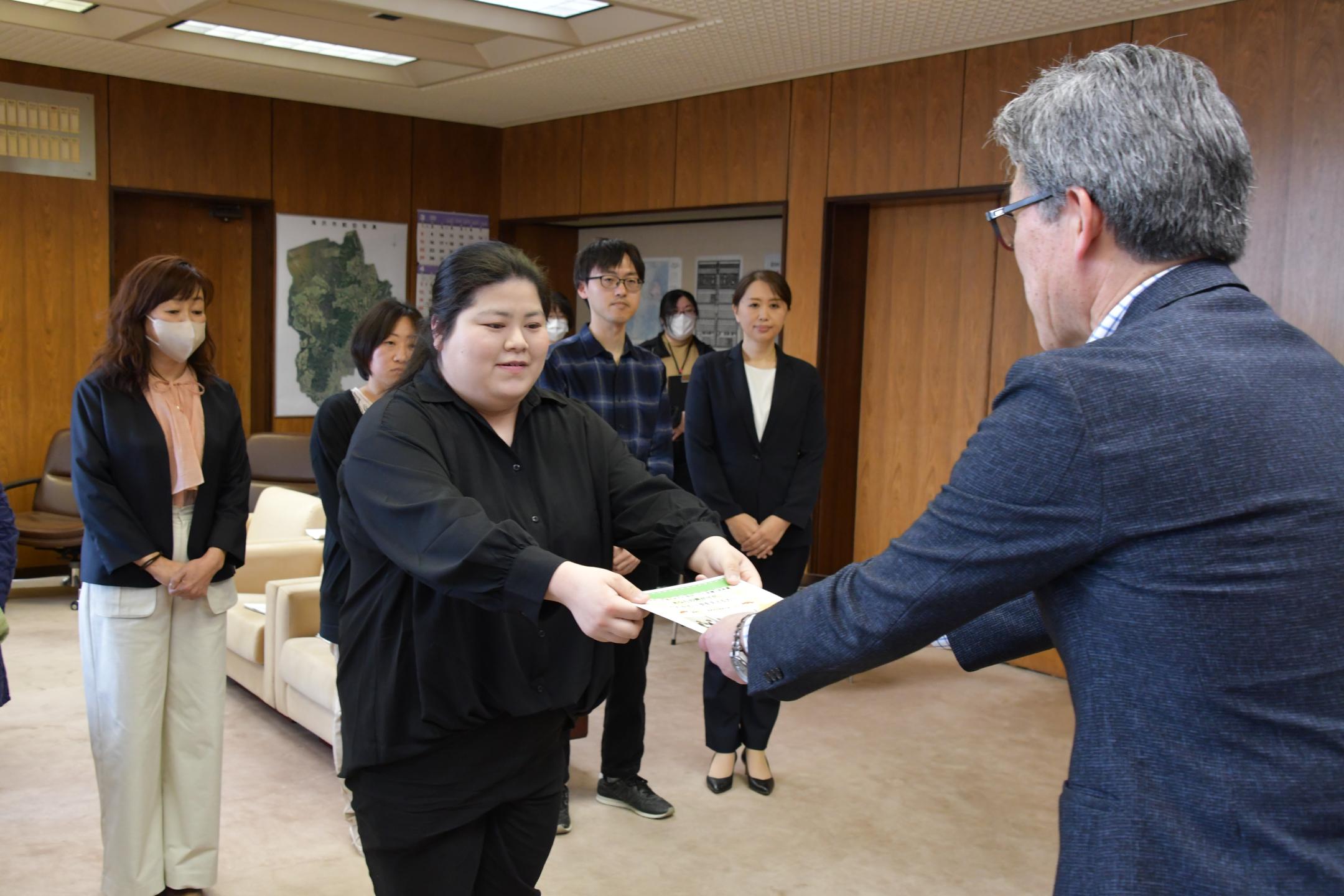 提案書を市長へ提出するメンバー