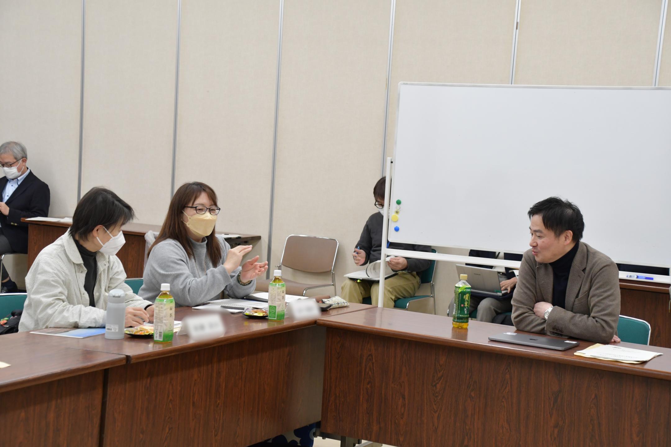 語り合うB班メンバー