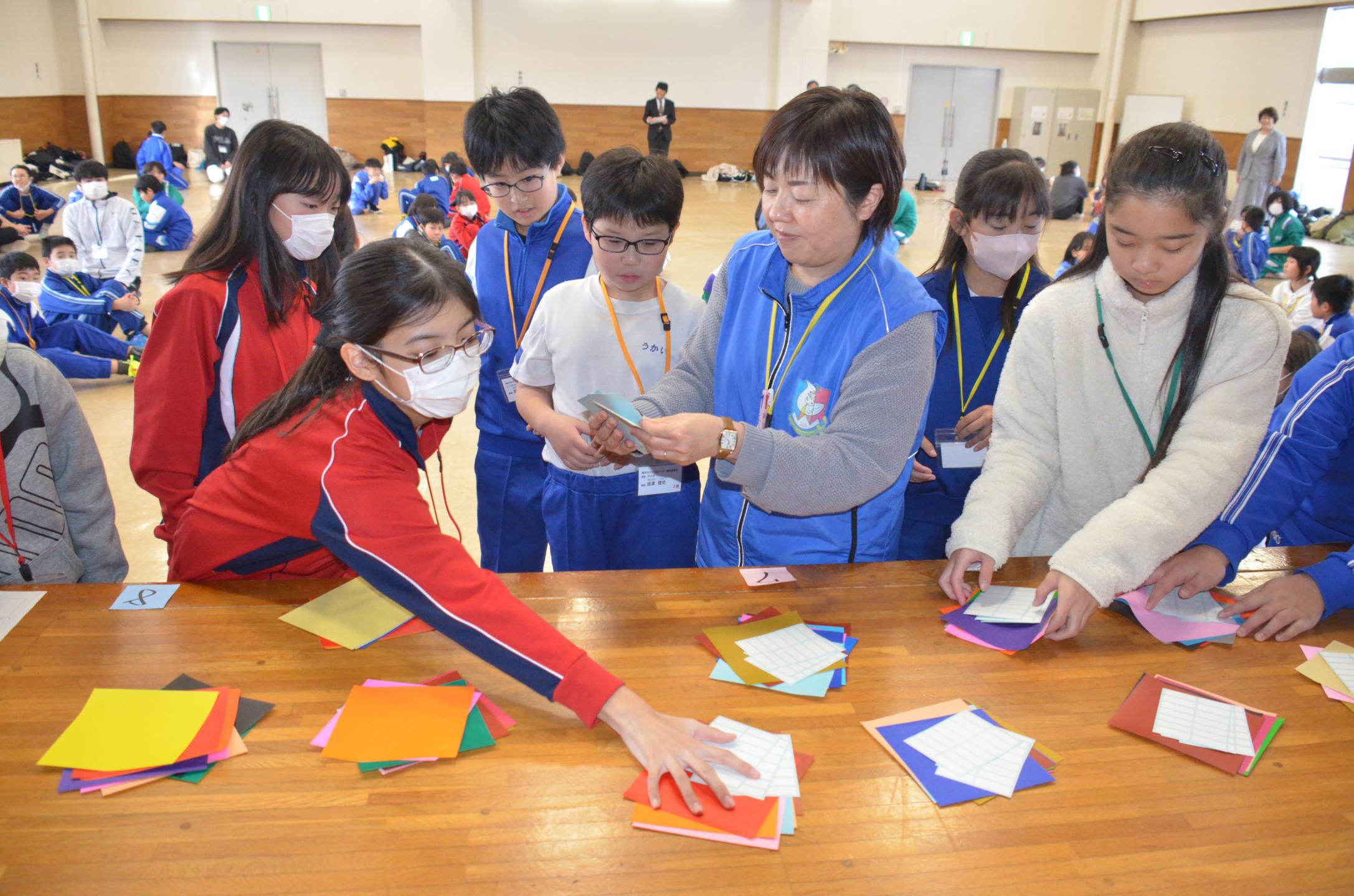 講師に教わり折り紙を折る児童たち