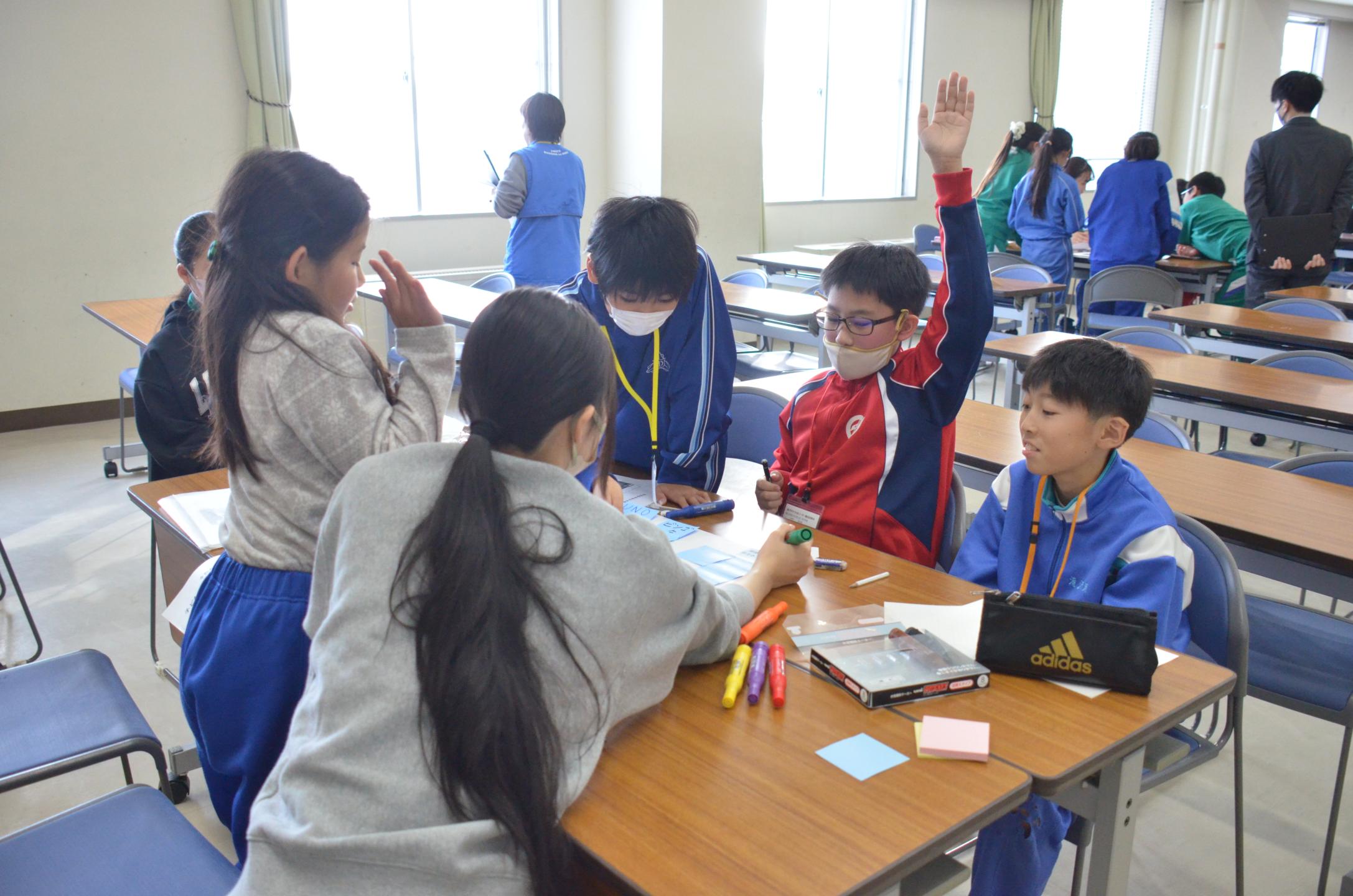 話し合いをする児童たち