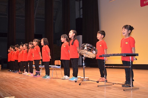 歌を歌う園児たち