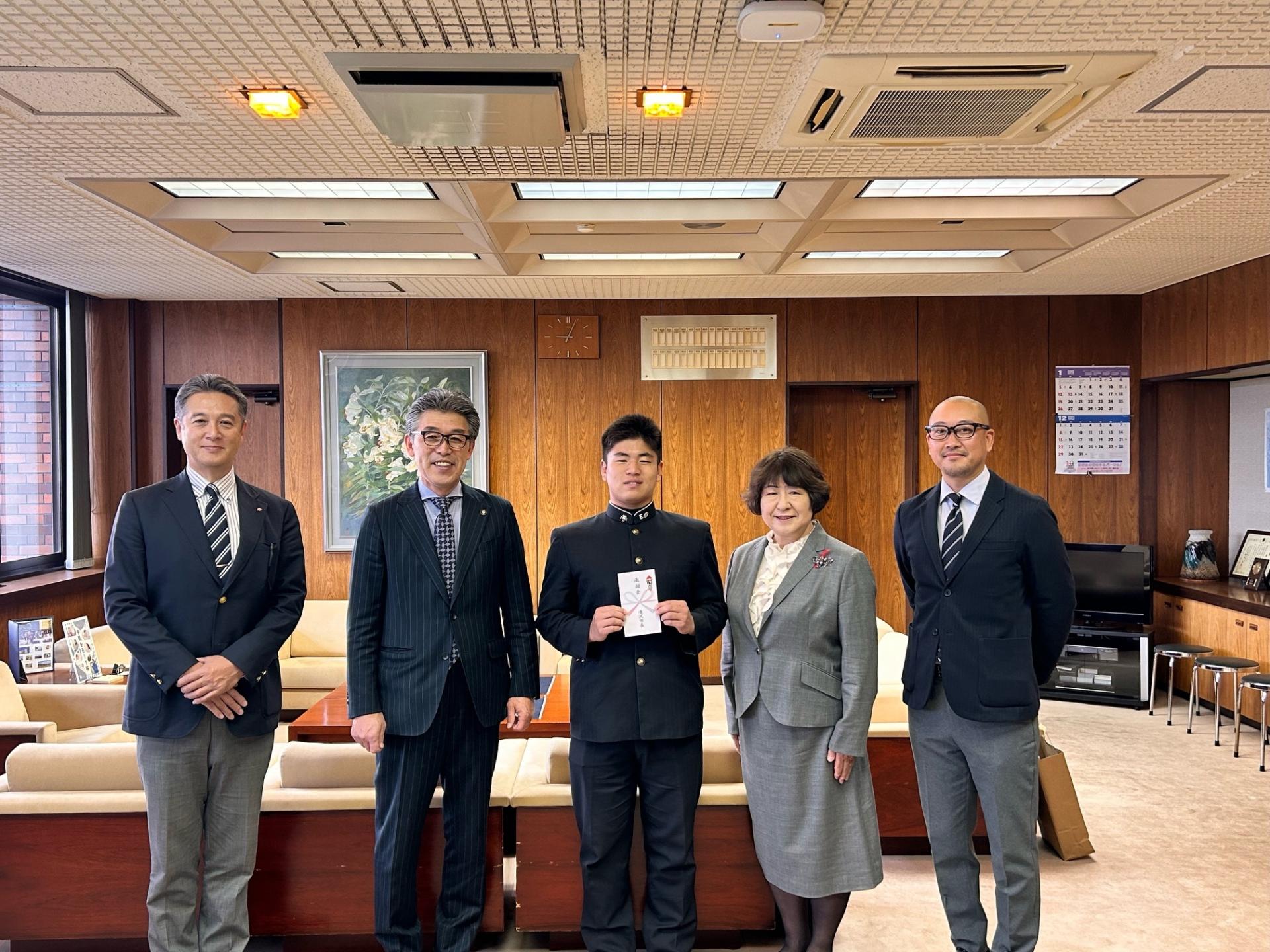 盛岡工業高等学校ラグビー部表敬訪問の様子