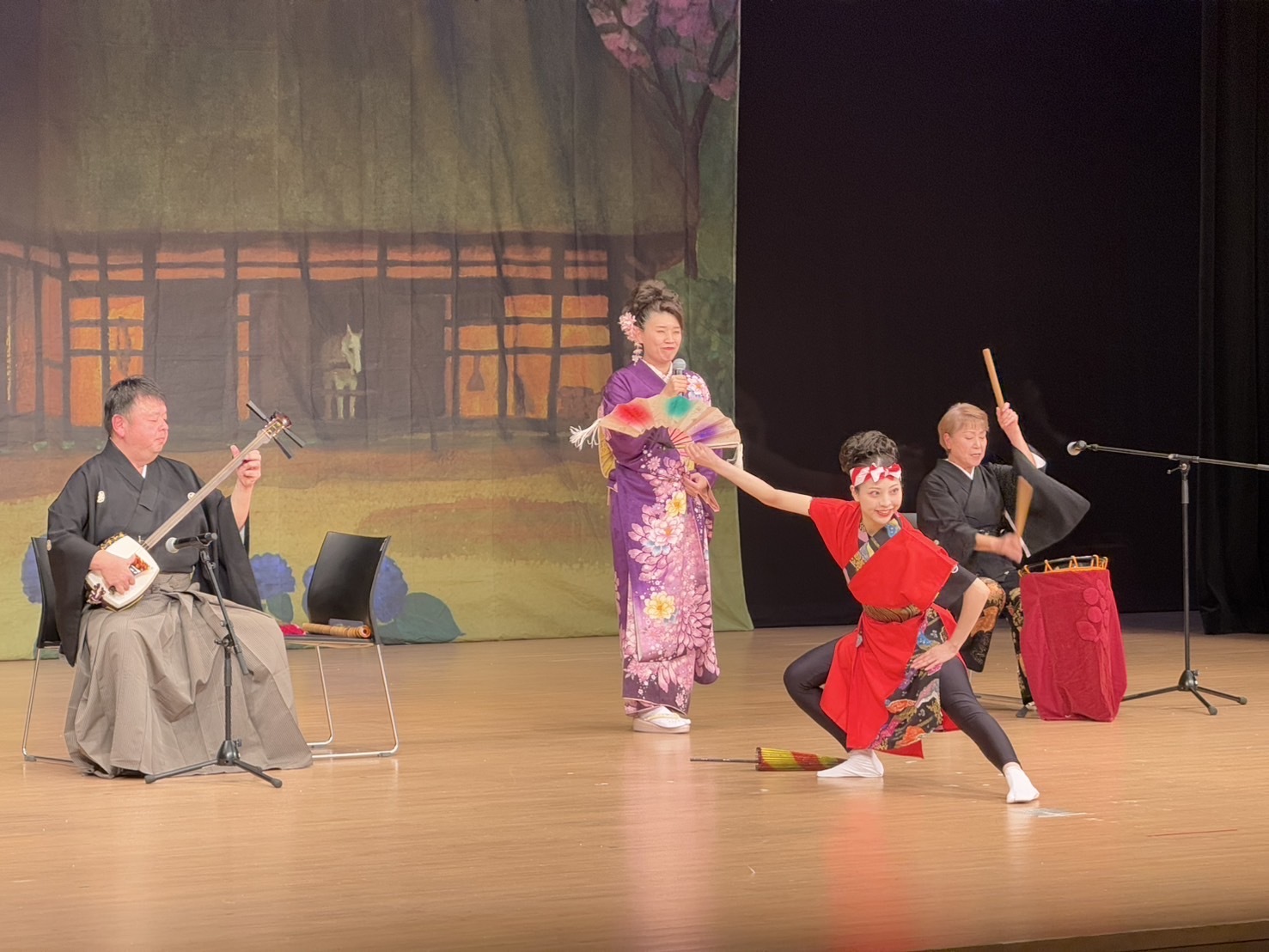 民謡を披露する民謡歌手の藤岡祐衣さん