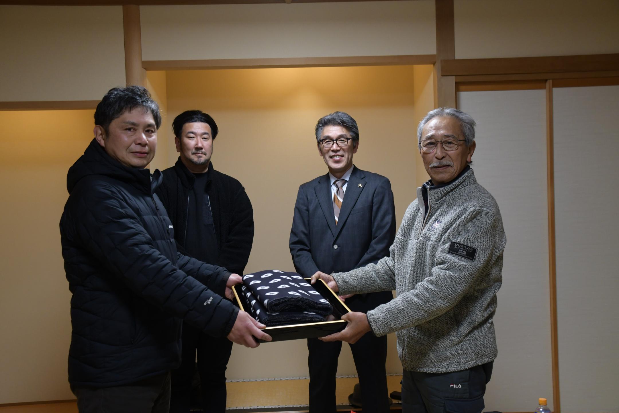 還元品のあねっこ衣装生地をたきざわグリーンワークスから贈呈