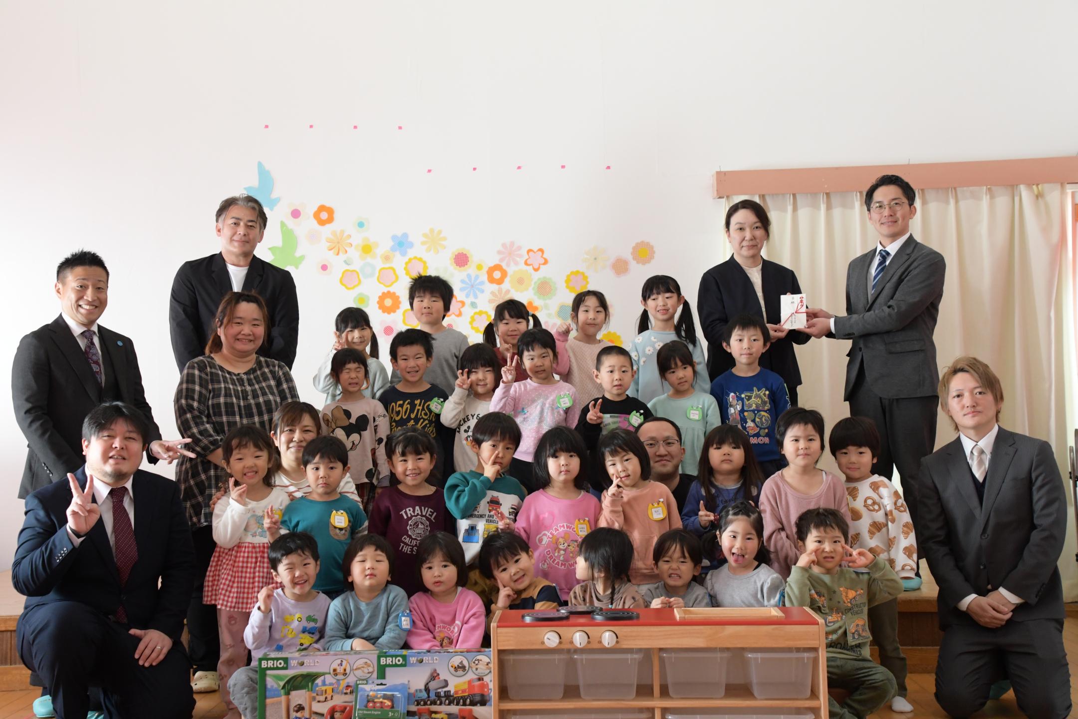 青年部と記念撮影をする柳沢保育園の皆さん