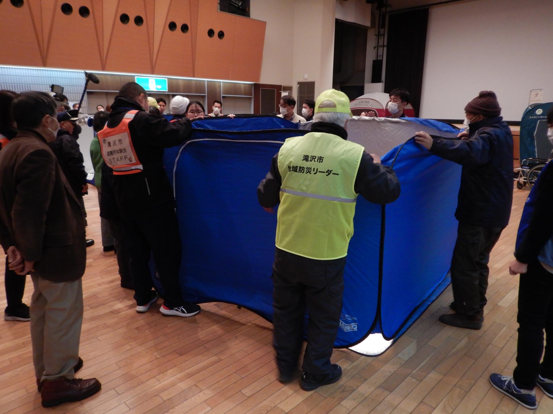 段ボールテント組み立て体験をする参加者