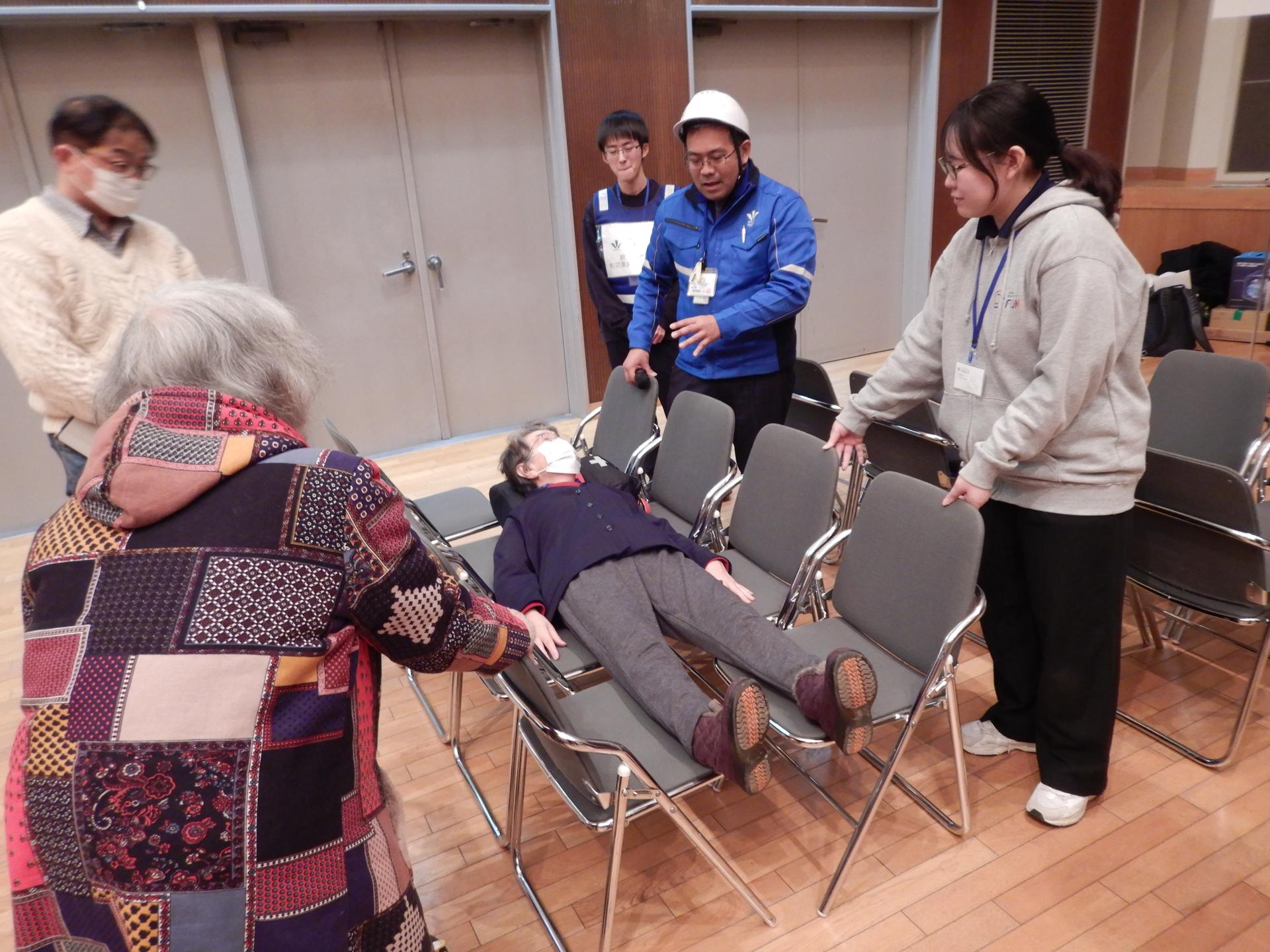 救護体験をする参加者