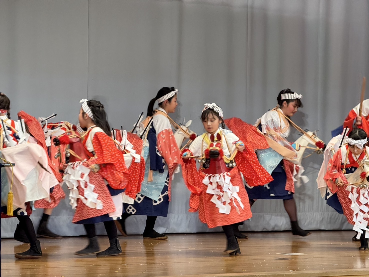 円を描きながら演舞をする滝沢駒踊り保存会の子供たち