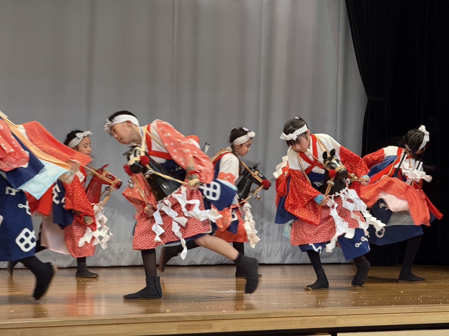 躍動した演舞を披露する滝沢駒踊り保存会の子供たち
