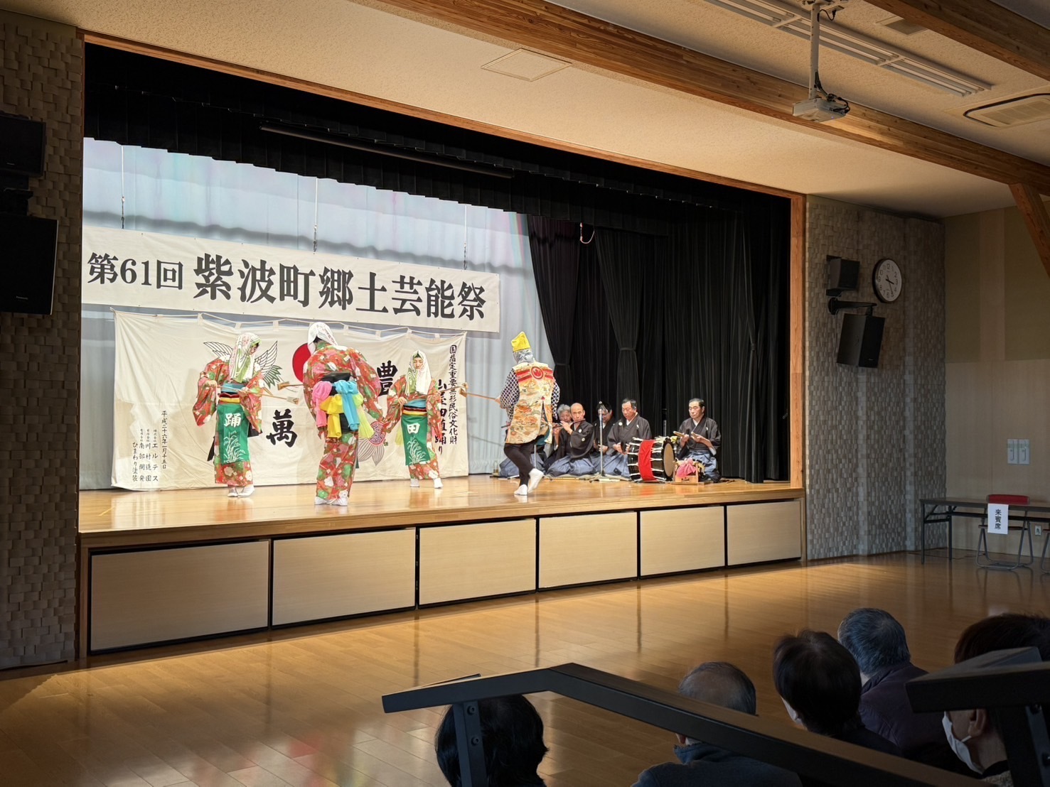 祭りで演技を披露する他の郷土芸能団体