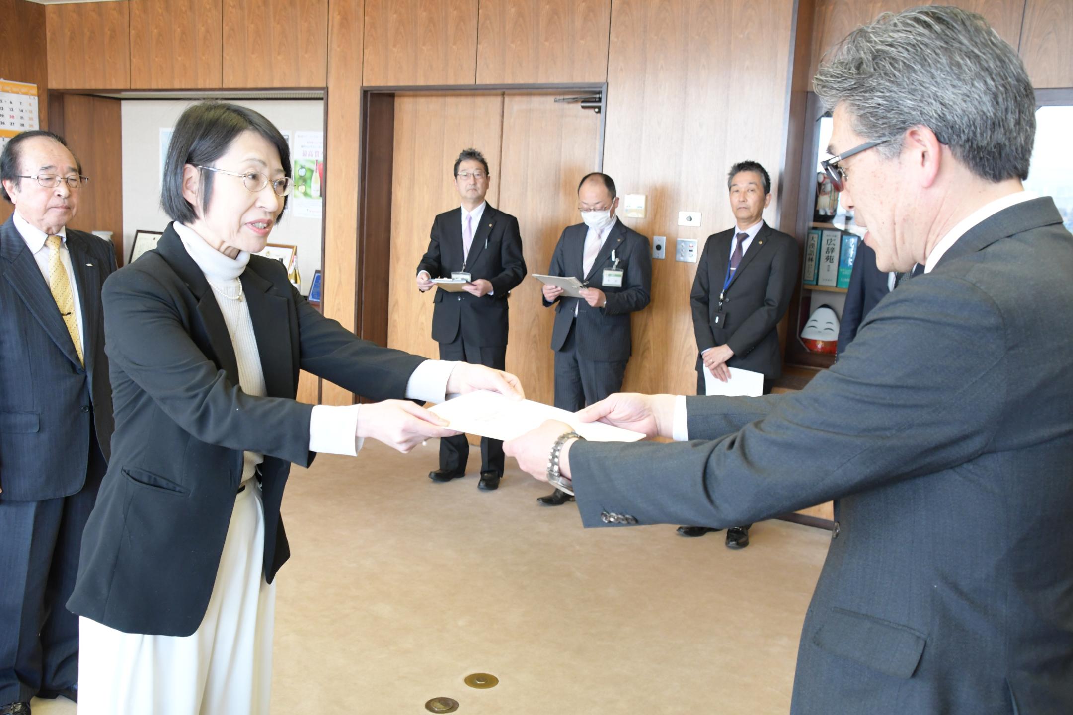 答申書を提出する役重会長