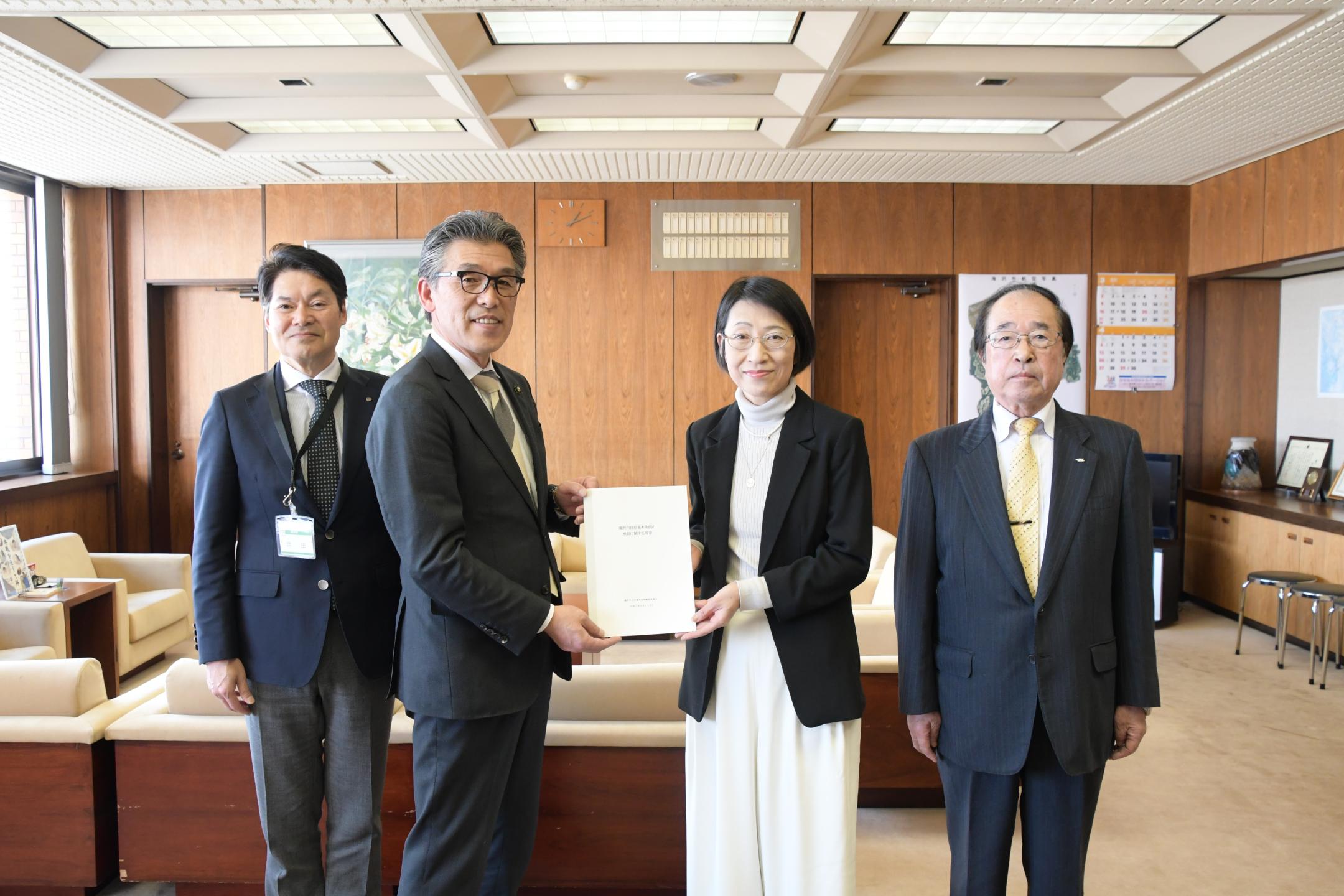 答申書を受け取った市長