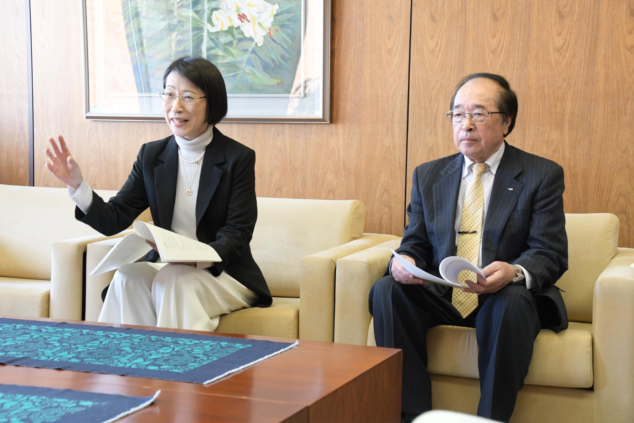 答申内容を説明する役重会長ら