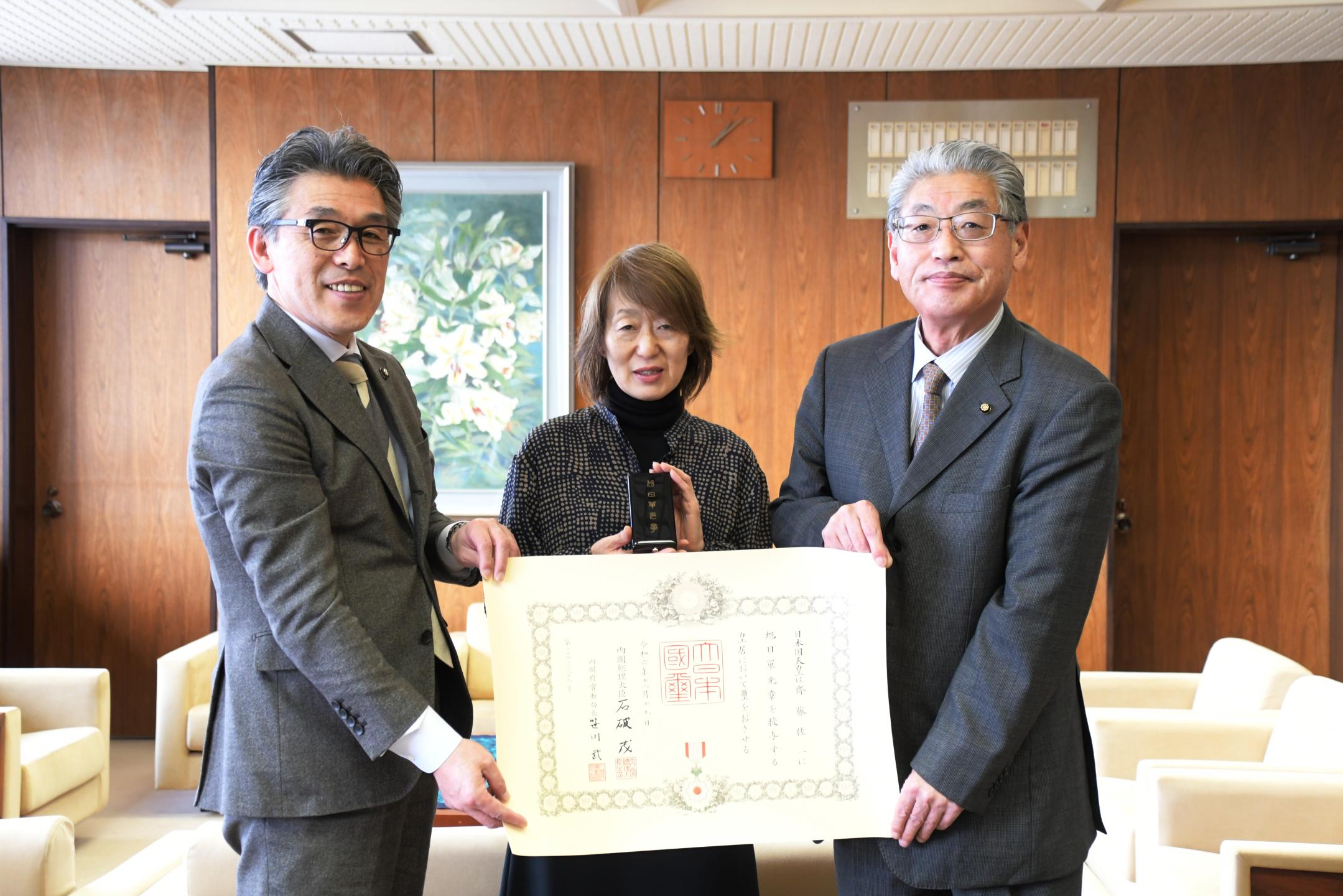 市長と齊藤さんのご家族と角掛議長