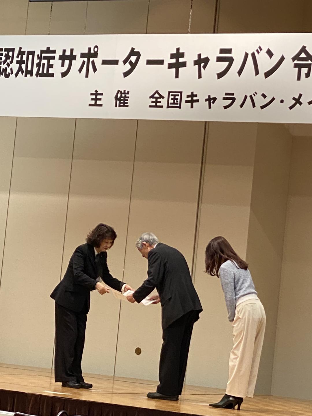 東京で行われた授賞式で賞状を受け取る様子