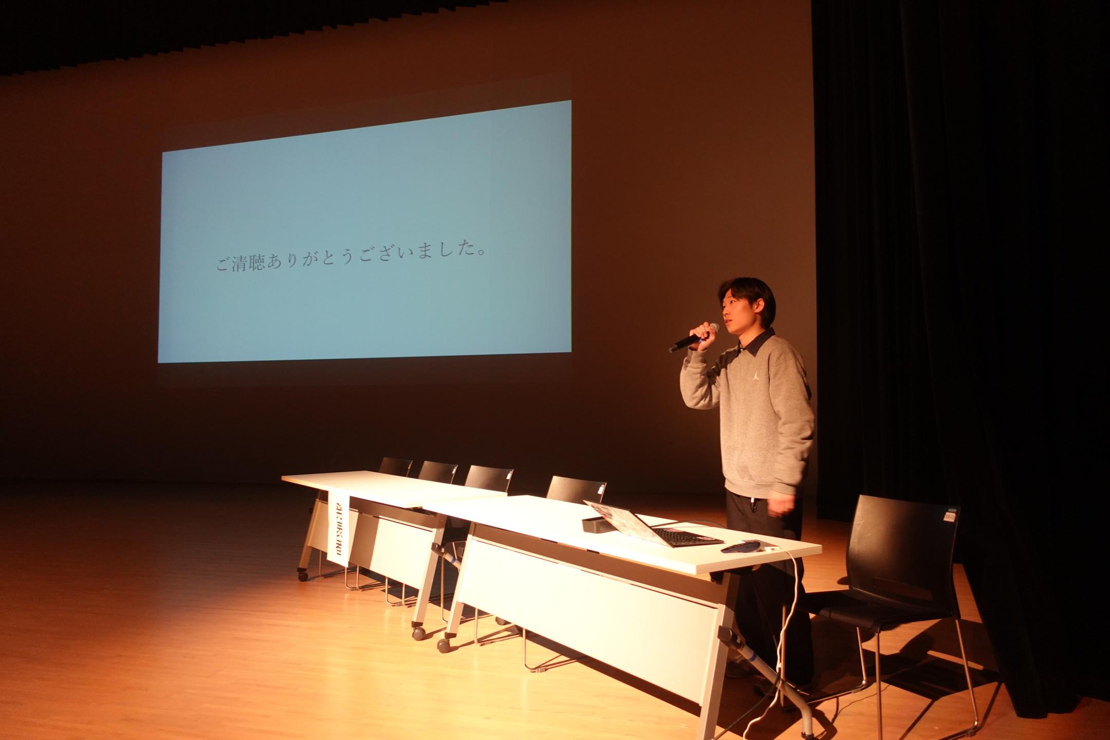 発表する学生②