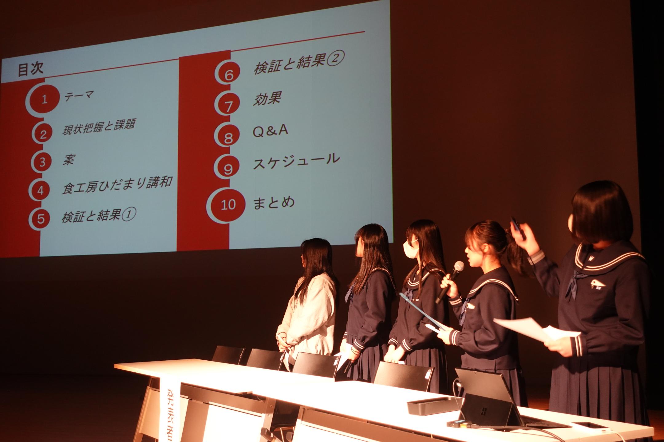 発表する学生③