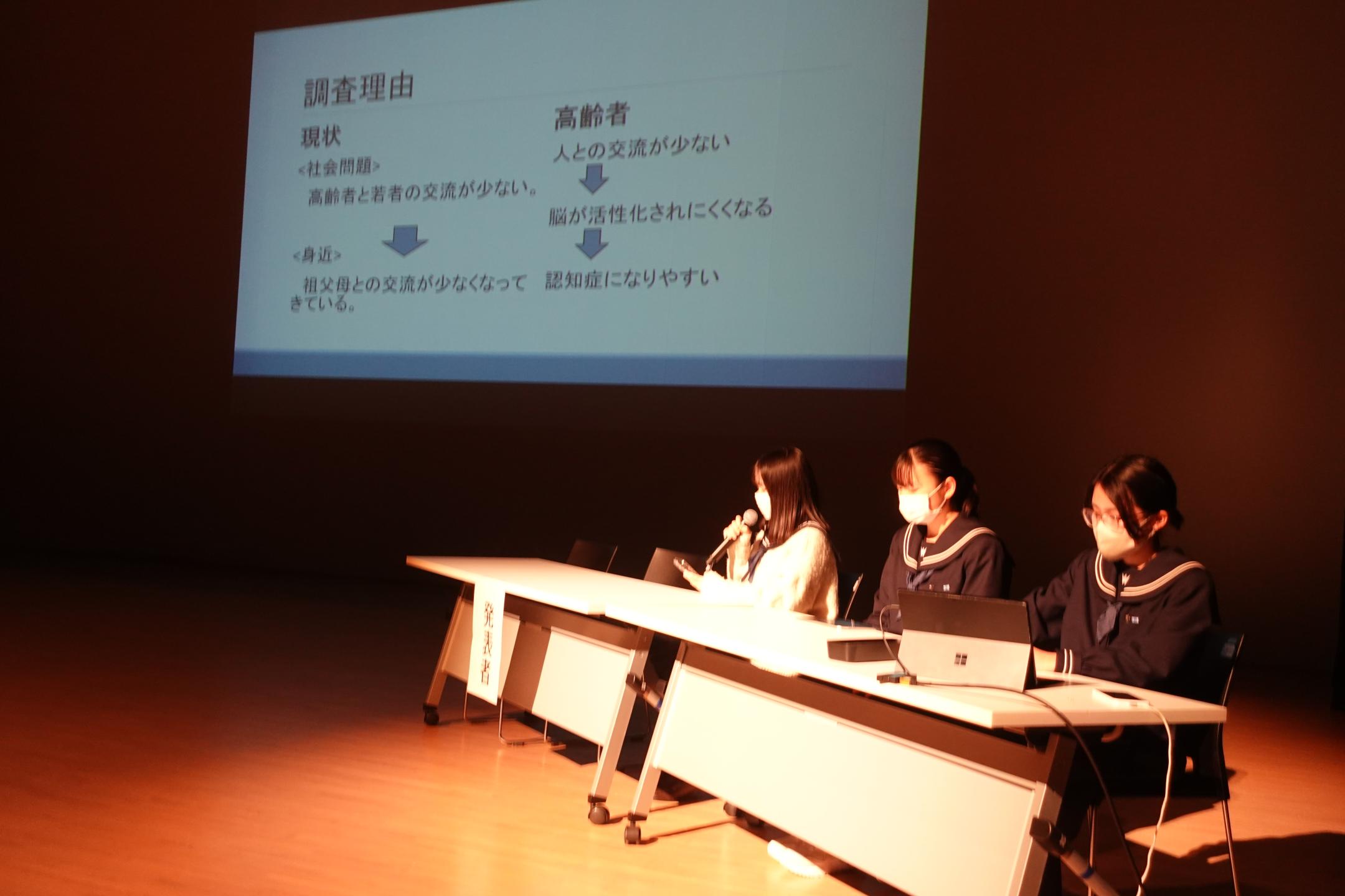 発表する学生④