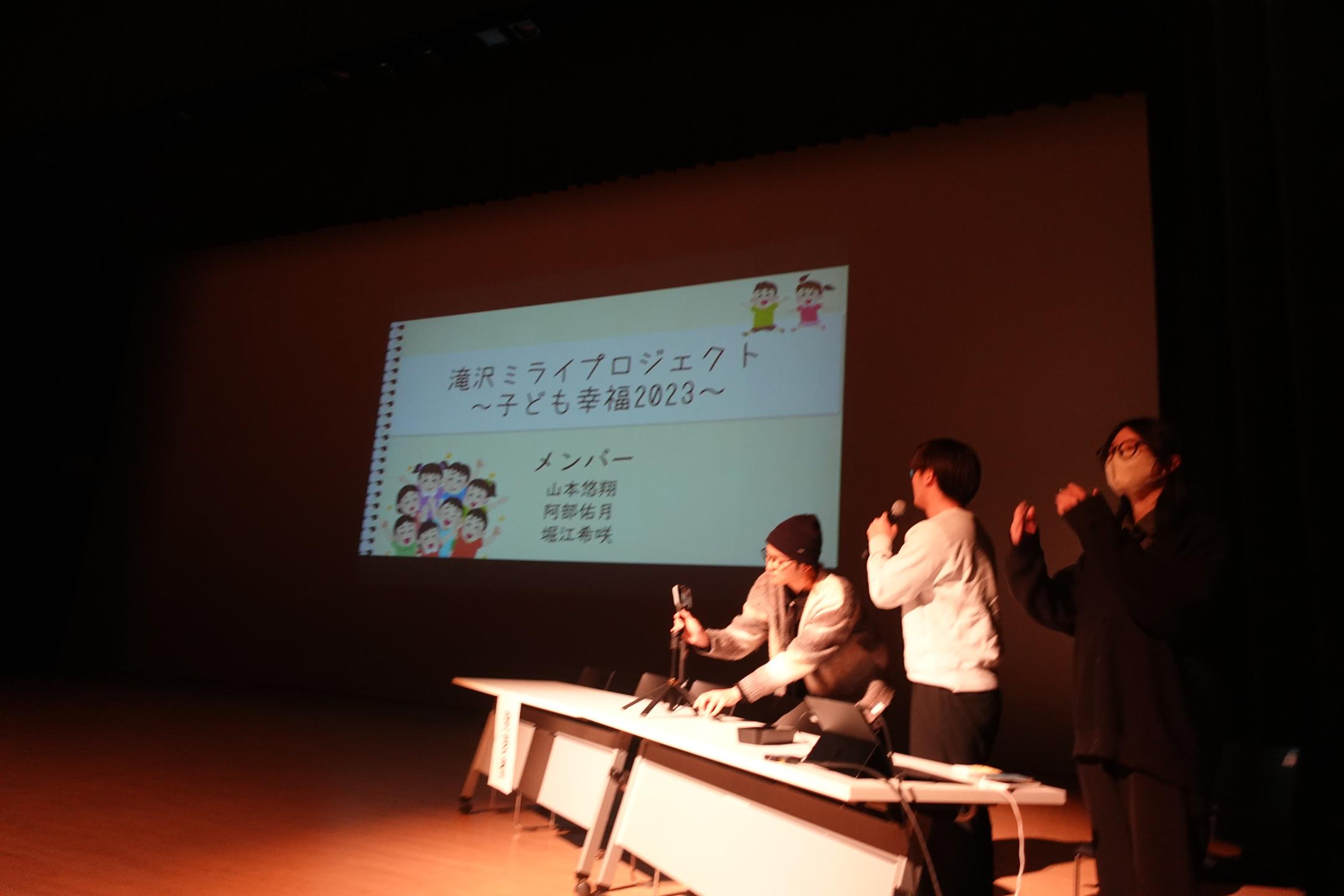 発表する学生⑤