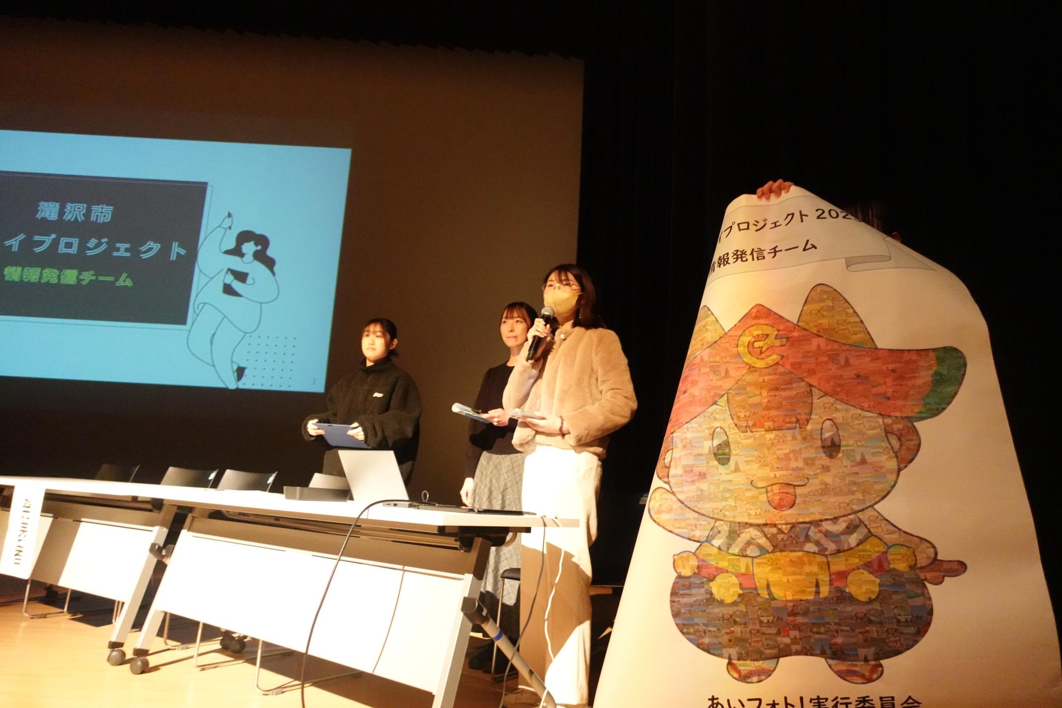 発表する学生⑥