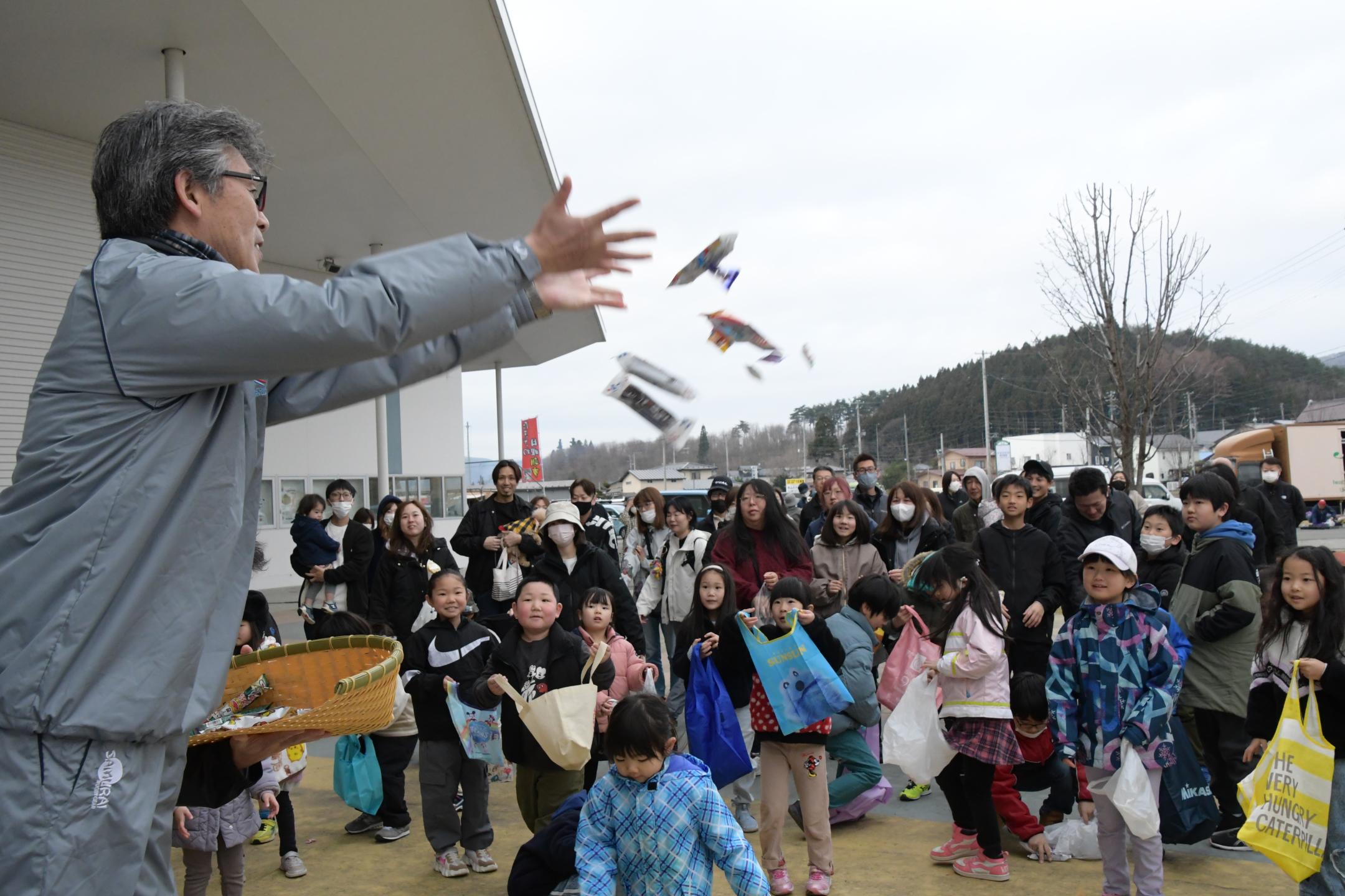 菓子まきの様子