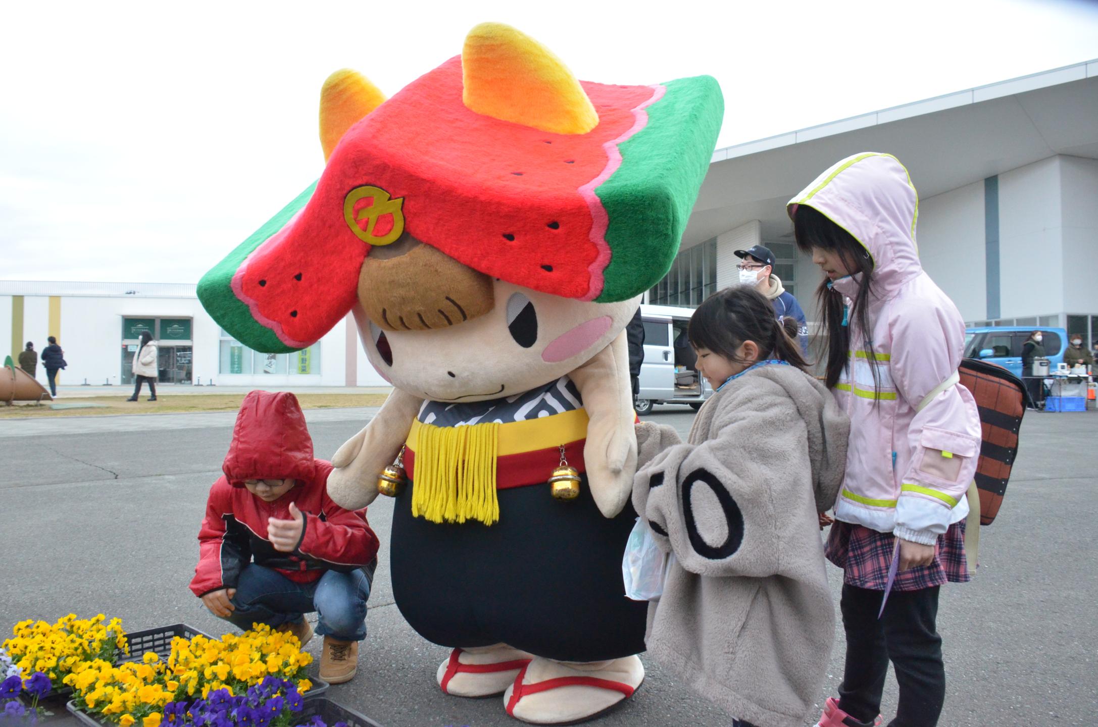 ちゃぐぽんと一緒に商品の花を選ぶ子どもたち