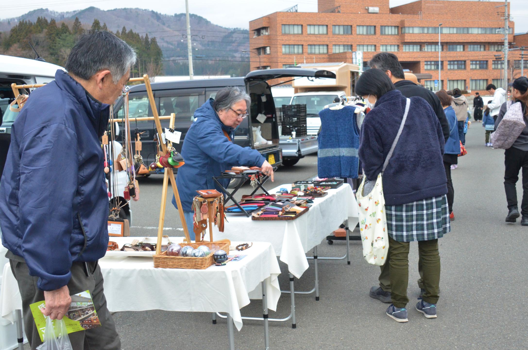 雑貨を販売する店舗で商品を選ぶ人たち