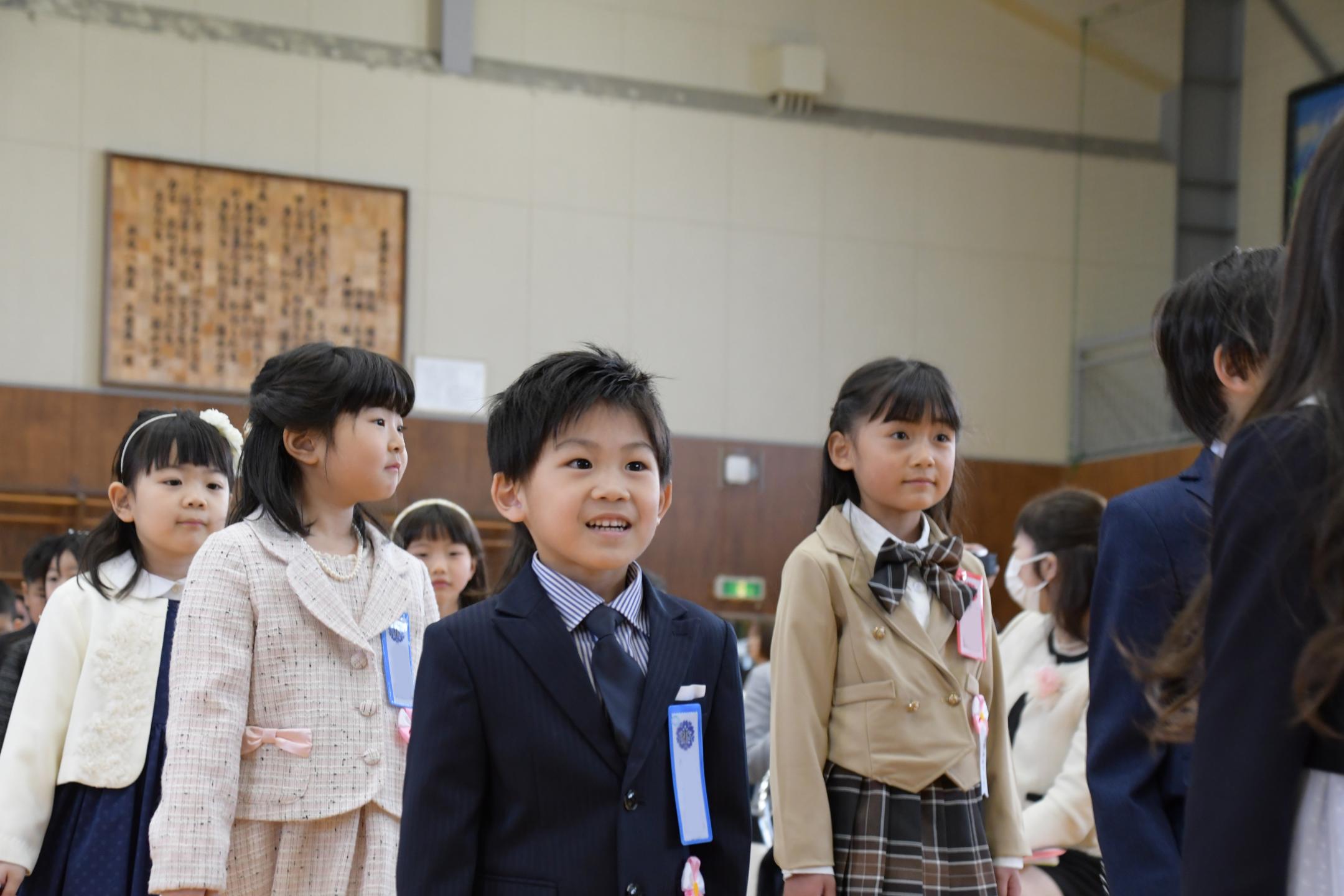 入学式会場へ入場する新入生