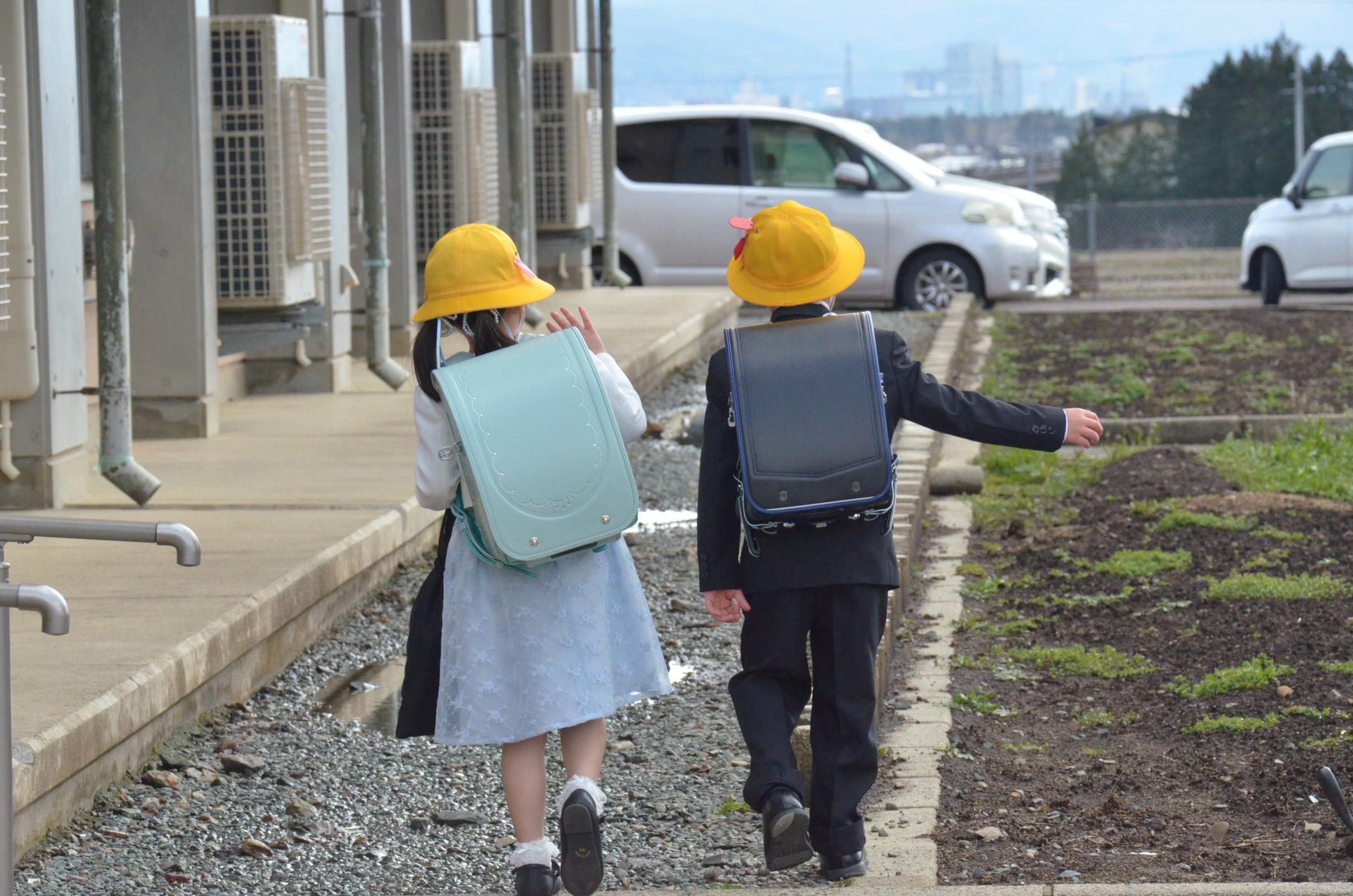 新しいランドセルを背負った新入生の後ろ姿