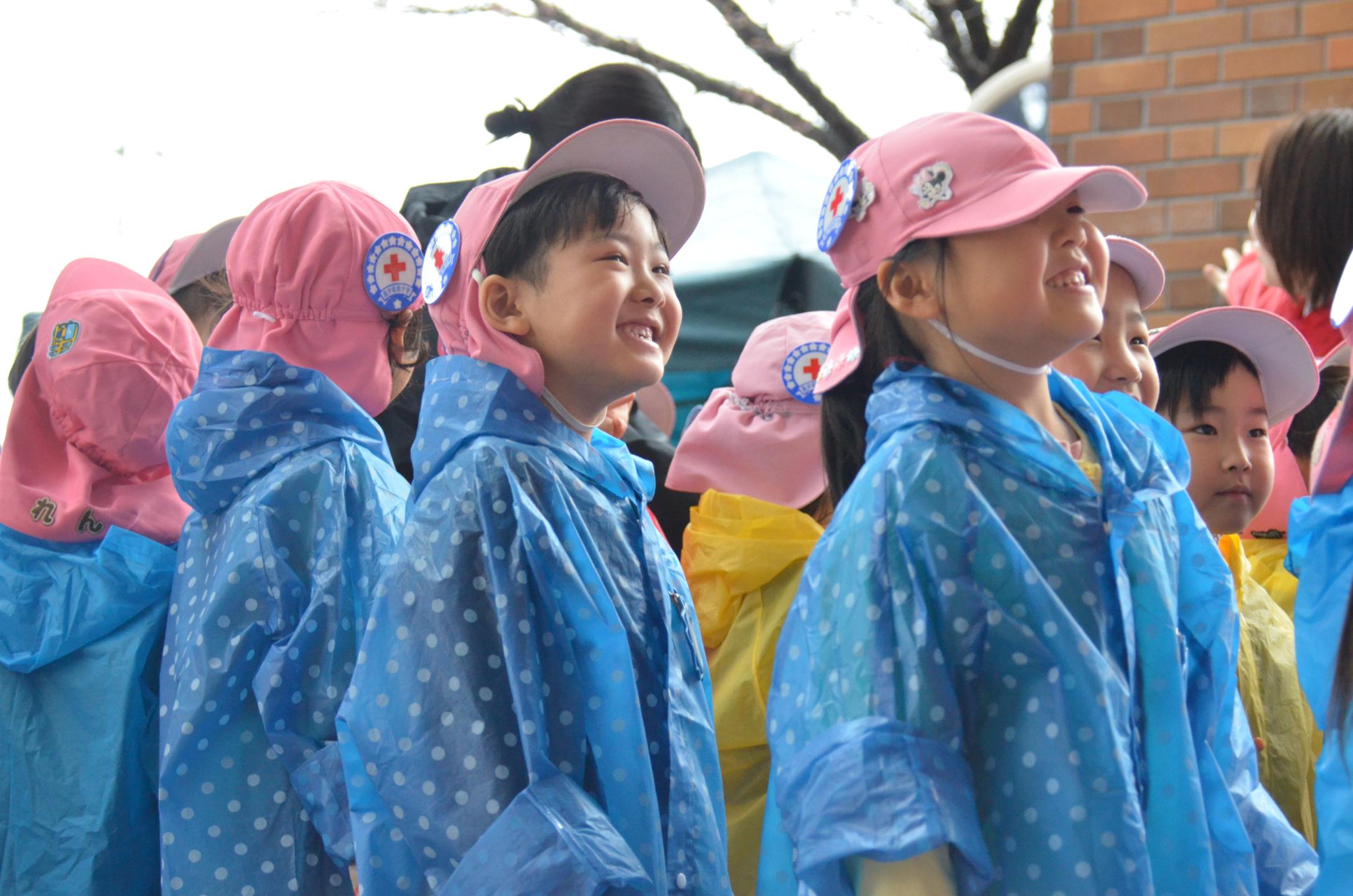 整列して話を聞く園児