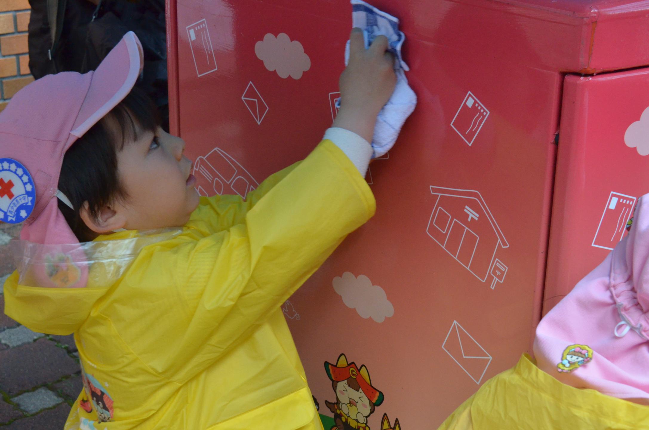 チャグポストを清掃する園児