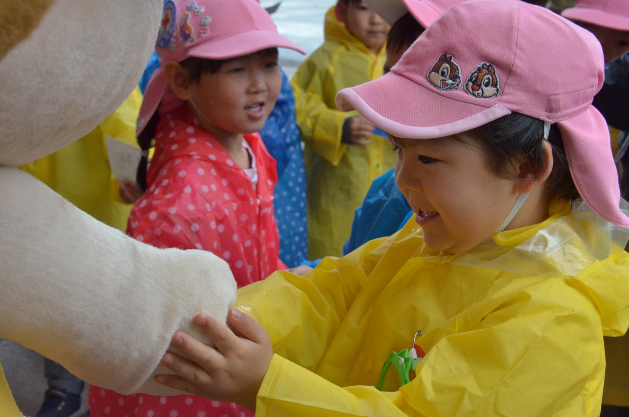 ちゃぐぽんと握手する園児