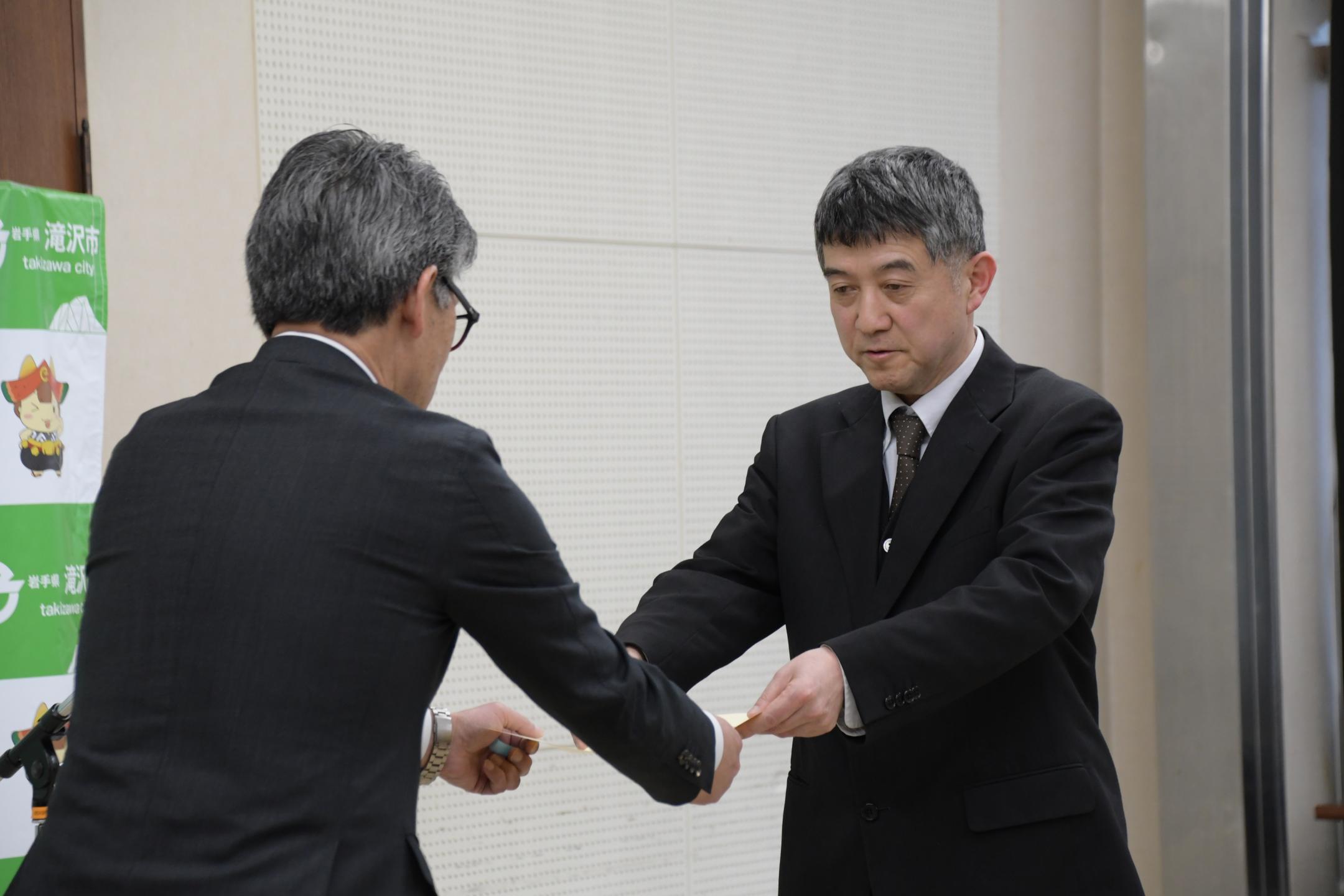 委嘱書を受け取る遊坐さん