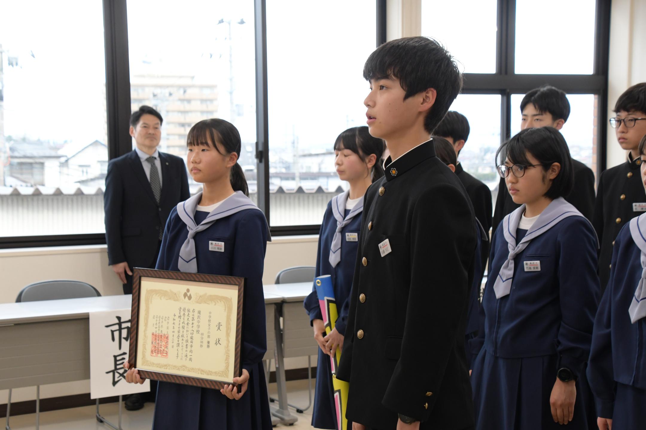 報告する中学生②