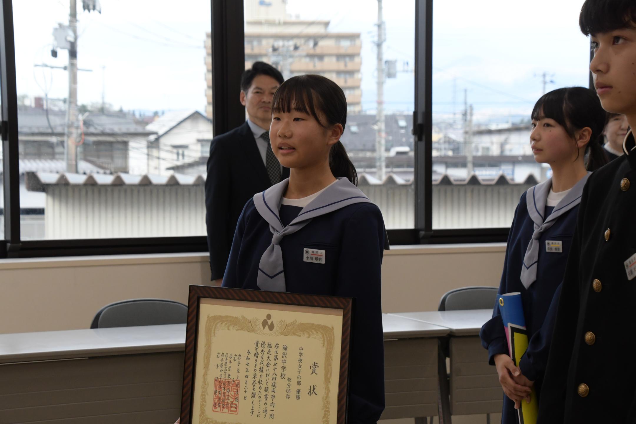 報告する中学生③